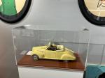 Display vitrine plexi socle cuir Brun